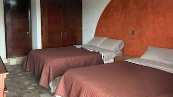 Un dormitorio con dos camas, un armario y suelo de baldosas.