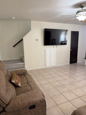 Smart TV - Welcoming 2-bedroom townhome with AC in Harlingen (Harlingen)