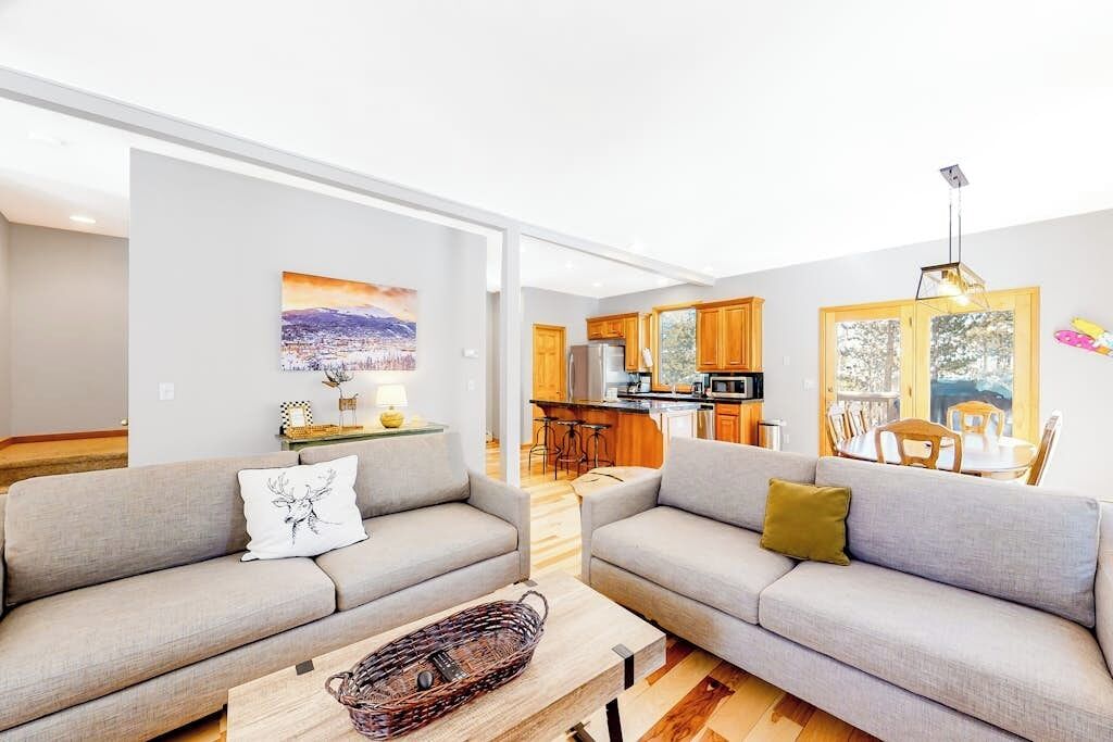 TV, fireplace, DVD player, books