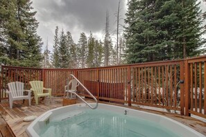 Outdoor spa tub - Ski-in dog-friendly condo with hot tub & sauna in great location (Breckenridge)
