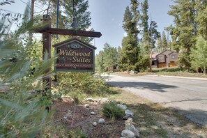 Exterior detail - Ski-in dog-friendly condo with hot tub & sauna in great location (Breckenridge)