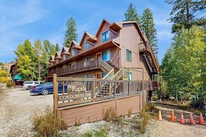 Un immeuble à plusieurs étages, doté d’une façade en bois, de balcons et d’une enseigne indiquant qu’il s’agit d’une copropriété.