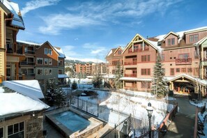 Ein Resort mit mehreren Gebäuden, einem zentralen Innenhof und einem Poolbereich.