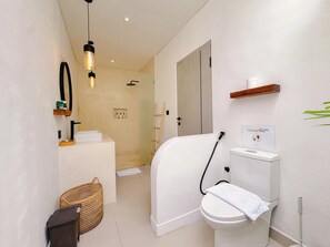 Douche, sèche-cheveux, bidet, savon