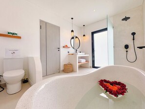 Een douche, een haardroger, een bidet, zeep