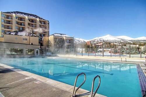 Main Street condo with mountain view, fireplace, pool & hot tubs - walk to lifts