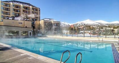 Main Street condo with mountain view, fireplace, pool & hot tubs - walk to lifts