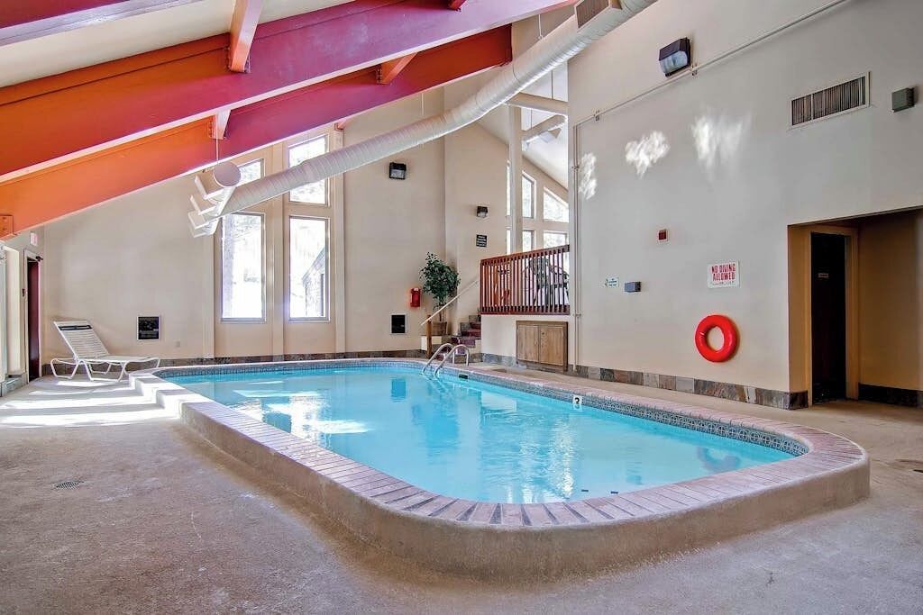 Piscina coperta, una piscina riscaldata