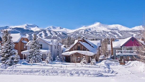 A snow-covered mountain town with houses and a clear blue sky. - Skiers studio with WiFi, pool, hot tub, sauna, & balcony in downtown location (Breckenridge)