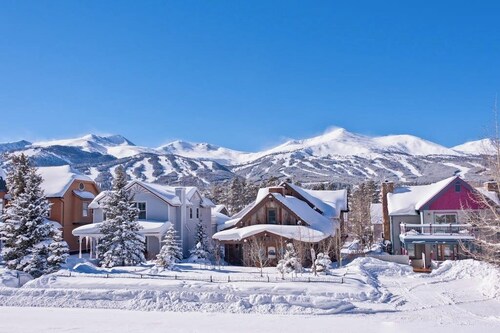 Ski condo w/outdoor pool & hot tub, sauna, WiFi - next to Main St.
