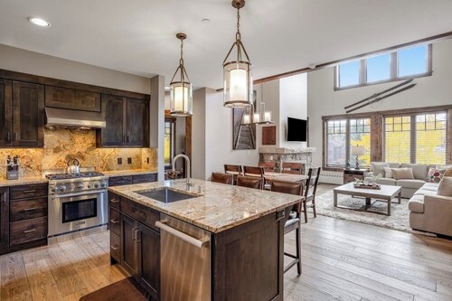 Luxury condo with vaulted ceilings, pool & hot tubs - steps to the lifts