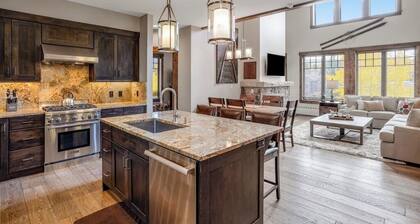Luxury condo with vaulted ceilings, pool & hot tubs - steps to the lifts