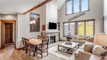 TV, fireplace, DVD player, books
