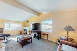 A living room with a fireplace, a television, and a sofa. - Cozy Home with Free WiFi, Fireplace, Washer/Dryer - Near Breckenridge Resort (Breckenridge)