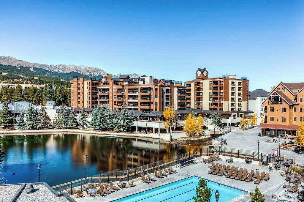 Ein Hotel mit Schwimmbad, Außenbereich und Bergblick.