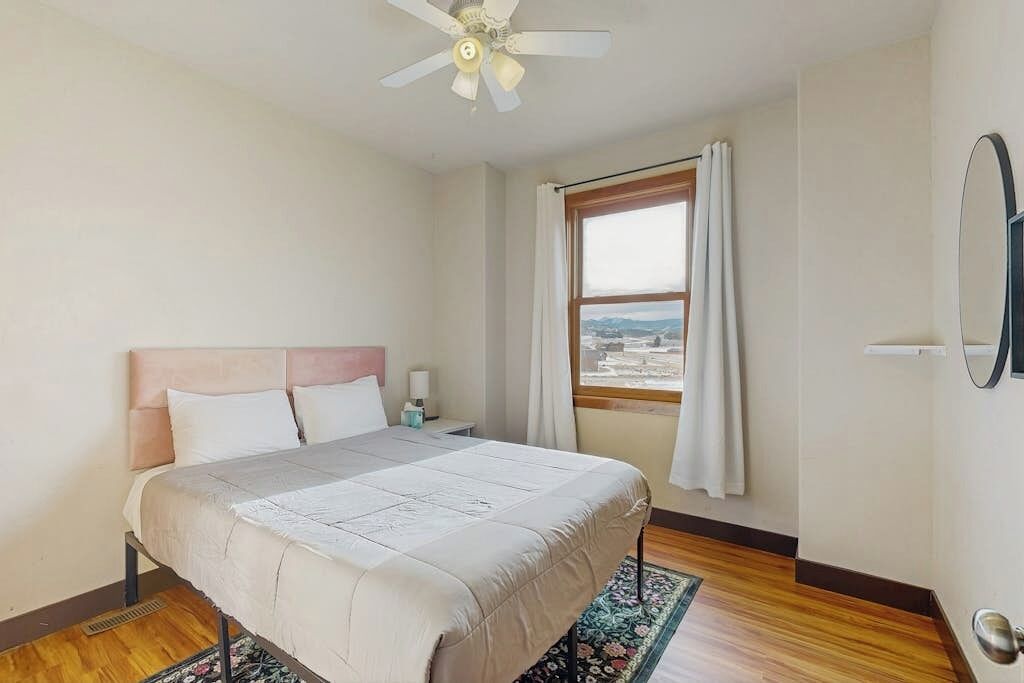 Travel cot, free WiFi, bed sheets