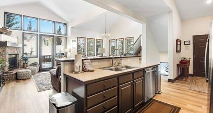 Bright mountain home with hot tub & fireplace, close to skiing & downtown
