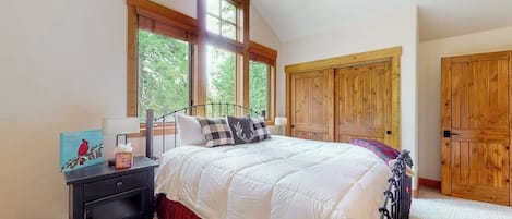 Escritorio, wifi gratis y ropa de cama
