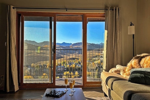 Ski In on Crested Butte Mountain, Free Shuttle, Great Views, Renovated