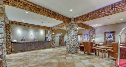 2nd-Floor Studio w/Mtn Views, Shared Outdoor Hot Tub & Heated Pool, Washer/Dryer