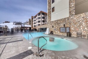Una piscina techada, una piscina climatizada