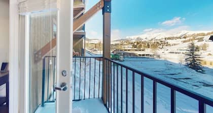 Comfortable condo with sweeping mountain views, private balcony, & washer/dryer