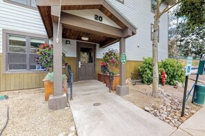 Ein Gebäudeeingang mit überdachter Veranda, einer Tür und der Nummer 20 darüber.