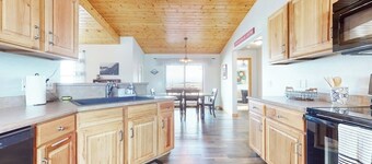 Family Friendly Creekside Cabin w/mountain views, deck & wildlife