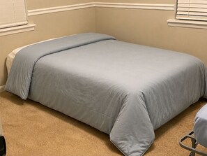 Iron/ironing board, WiFi, bed sheets - Cozy 3 BR on 2 Private Acres. Fayetteville Ga. Suburb of Atlanta. Near Trilith. (Fayetteville)