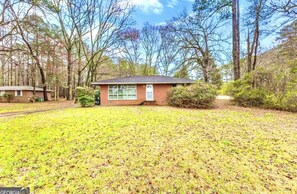 Exterior - Cozy 3 BR on 2 Private Acres. Fayetteville Ga. Suburb of Atlanta. Near Trilith. (Fayetteville)