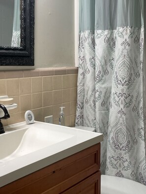 Shower, towels, soap, toilet paper - Cozy 3 BR on 2 Private Acres. Fayetteville Ga. Suburb of Atlanta. Near Trilith. (Fayetteville)