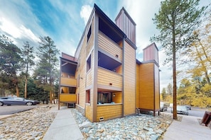 Exterior - Charming studio with shared pool & hot tubs - great location (Breckenridge)