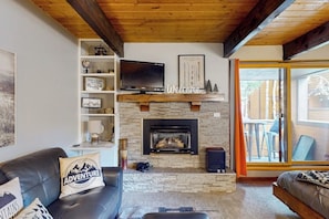 TV, books - Charming studio with shared pool & hot tubs - great location (Breckenridge)