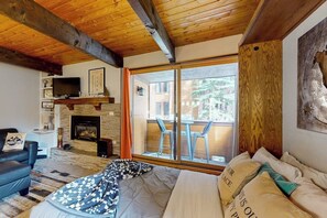 Free WiFi, bed sheets - Charming studio with shared pool & hot tubs - great location (Breckenridge)