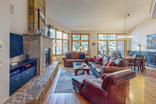 Waterstone 46 open floor plan w/private deck w/ shared pool, hot tub & winter shuttle