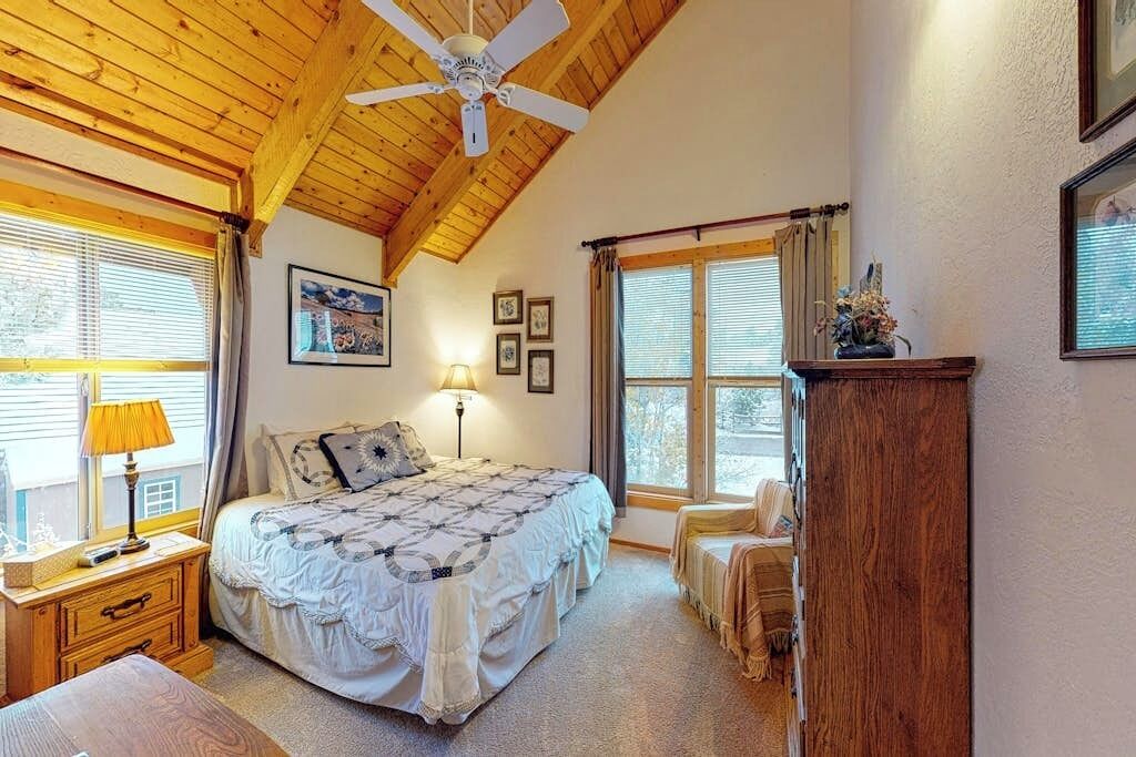 3 bedrooms, iron/ironing board, WiFi (free), bed sheets