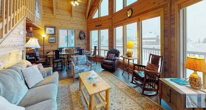 Beautiful cabin w/ a large, wraparound deck - near parklands