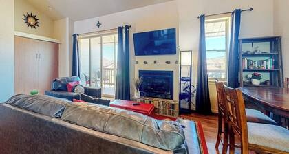 Quaint and newly-remodeled mountain condo w/fireplace & grill - Walk to town