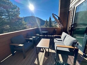 Outdoor dining - 2-story dog-friendly condo with mountain views - walk to tennis center, ice rink (Keystone)
