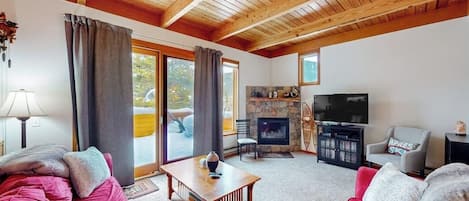 TV, fireplace