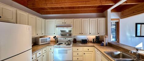 Coffee/tea maker, fridge, microwave, oven