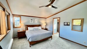 4 bedrooms, free WiFi, bed sheets - 2-story dog-friendly condo with mountain views - walk to tennis center, ice rink (Keystone)