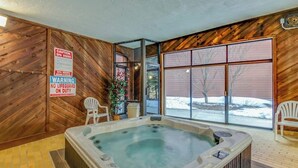 Spa-område med jacuzzi, trævægge og udsigt ud