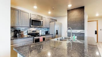 Refrigerador, microondas, horno, placa de cocina