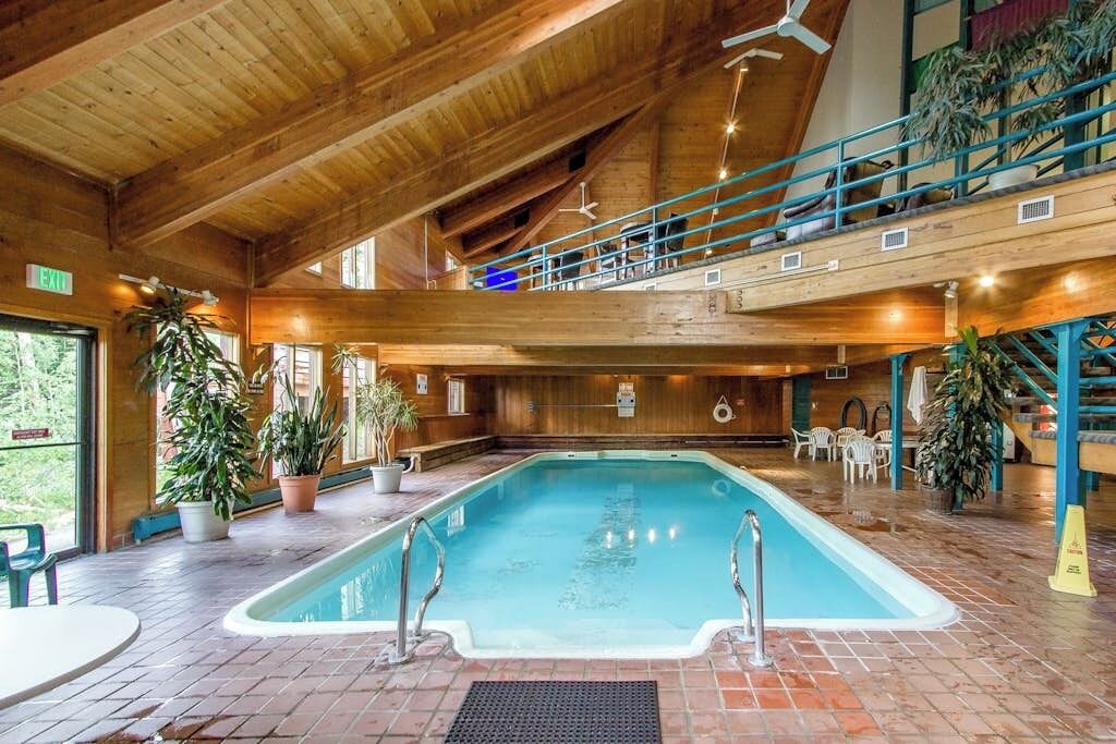 Una piscina cubierta