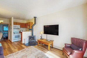 Fernseher, Kamin, DVD-Player, Tischfußball