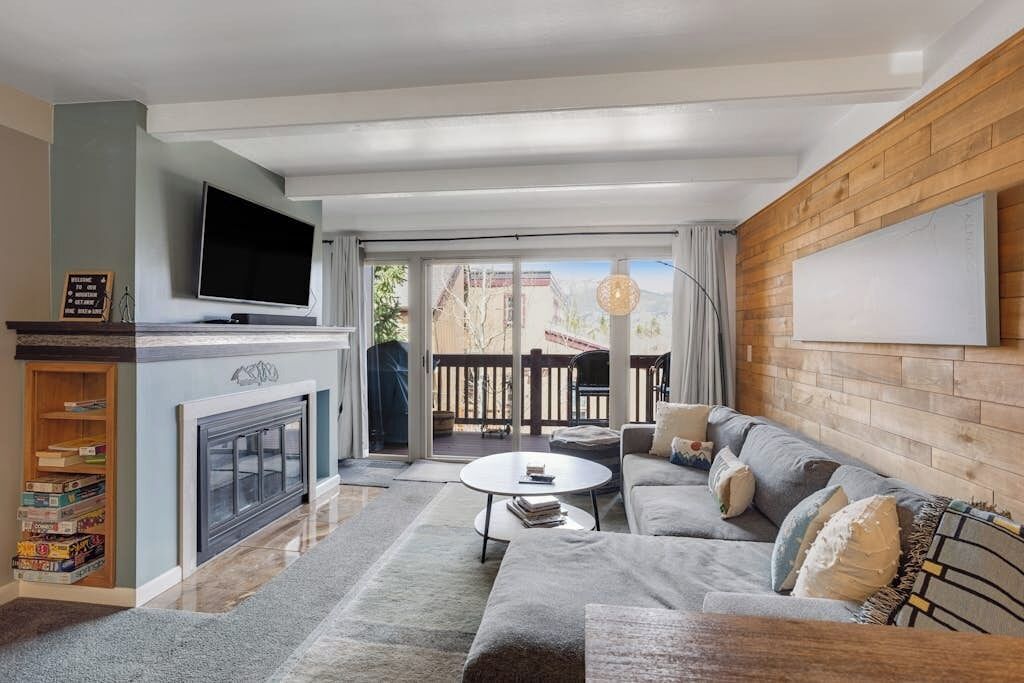 TV, fireplace