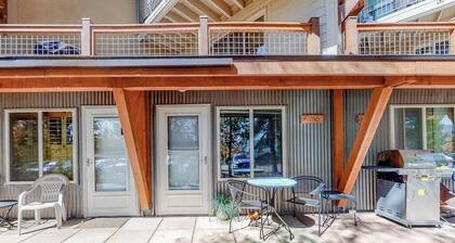 Comfortable ground-level studio w/ mountain views -walk to the bus stop