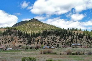 A mountainous landscape with a small cluster of houses and a clear sky. - Remodeled, Mountain View Cabin w/ Fireplace, Firepit & WiFi - Dogs Welcome (South Fork)