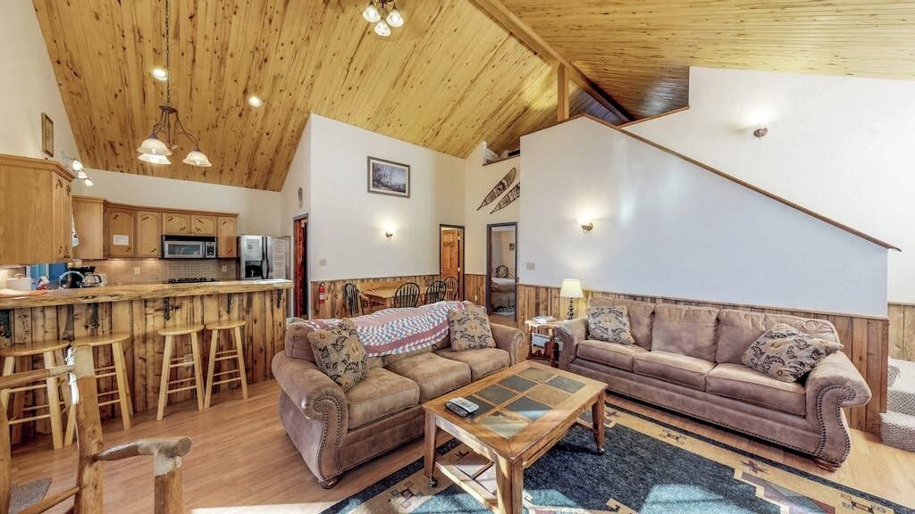 Fernseher, Kamin, DVD-Player, Bücher